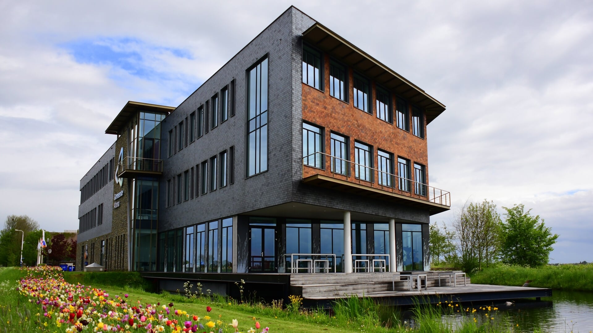 Modern kantoorpand van Altena Webshops aan het water in het Land van Heusden en Altena